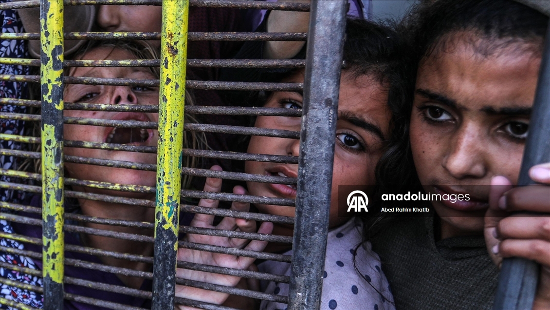 Gazze’de yerinden edilen siviller yardım fırınının önünde uzun kuyruklar oluşturdu