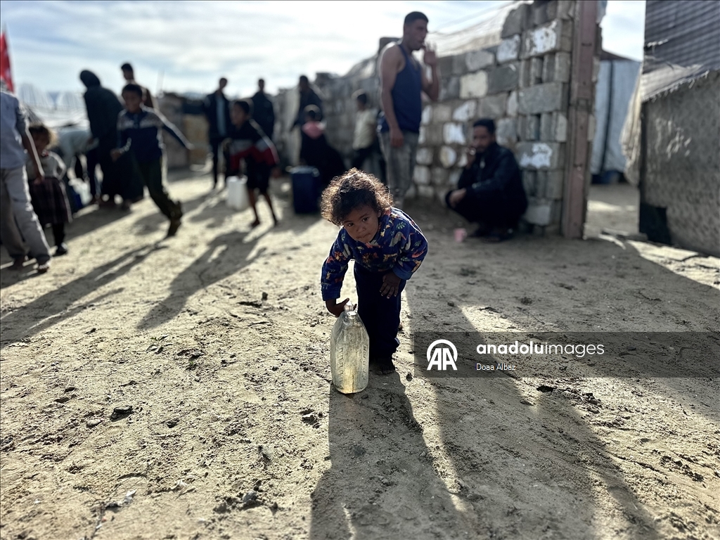 В Газе провели экстренную раздачу воды пострадавшим от ударов