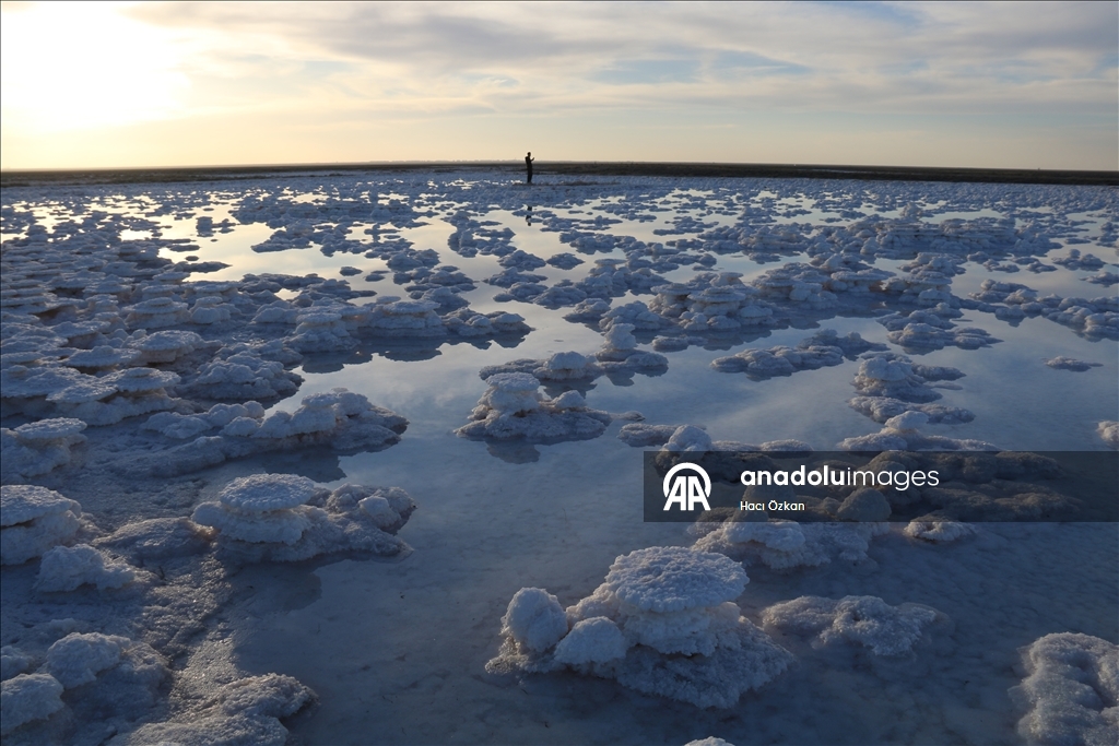 Tuz Gölü'nde oluşan kütleler fotoğraf tutkunlarının ilgisini çekiyor
