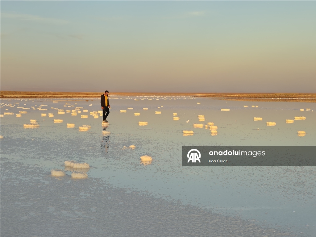 Tuz Gölü'nde oluşan kütleler fotoğraf tutkunlarının ilgisini çekiyor