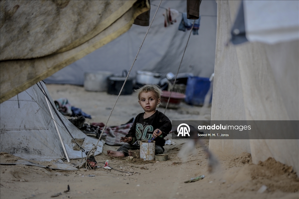 Gazze’de yerinden edilmiş Filistinliler, yıpranmış çadırlarda zorlu hava şartlarıyla mücadele ediyor