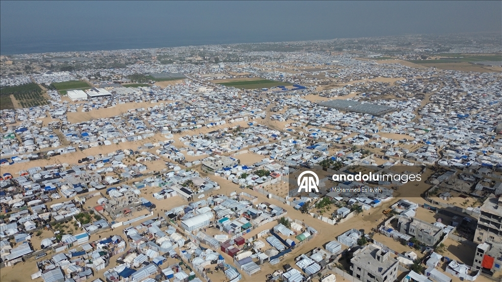Gazze Şeridi'nde yerinden edilmiş Filistinli aileler kışı yıpranmış çadırlarla karşılıyor