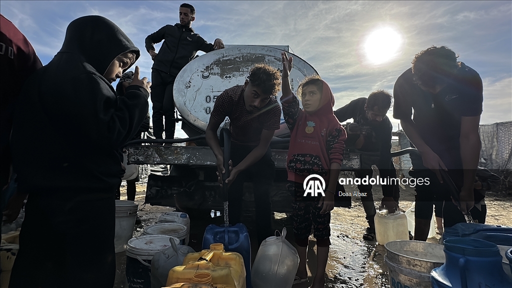 В Газе провели экстренную раздачу воды пострадавшим от ударов