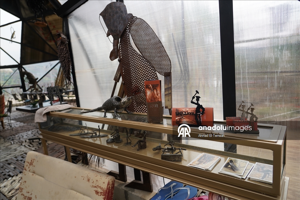 Lübnanlı sanatçı Nassar, şarapnel ve savaş kalıntılarını "barış mesajı taşıyan" eserlere dönüştürüyor