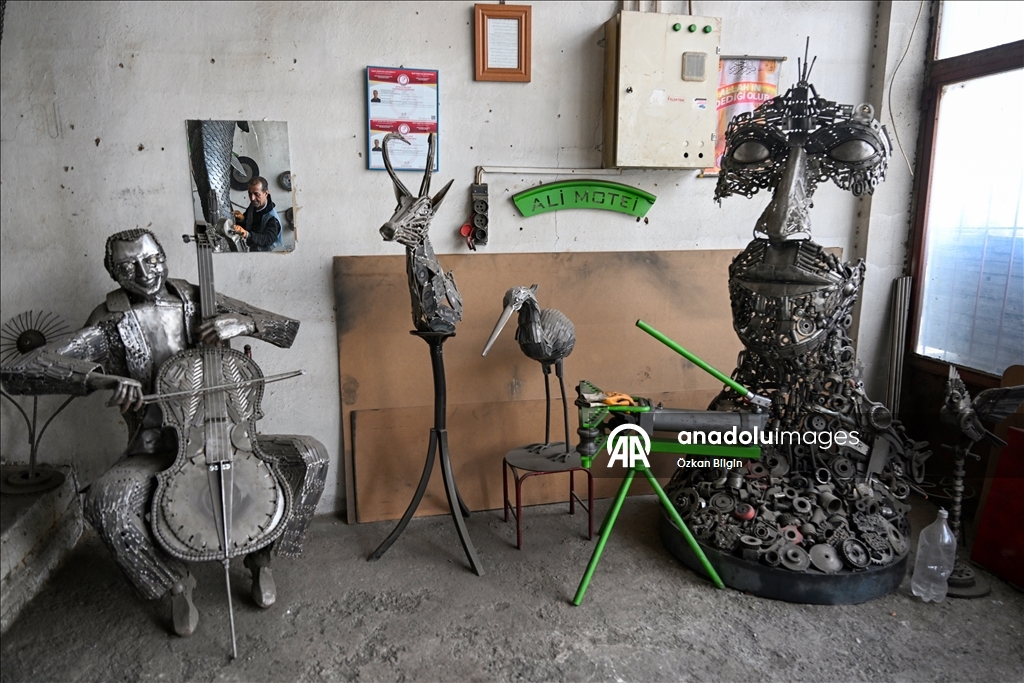 إيراني يبدع بنحت سمكة لؤلؤية بطول 3.3 أمتار من الخردة المعدنية