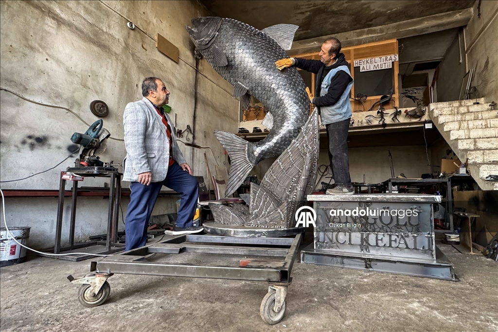 إيراني يبدع بنحت سمكة لؤلؤية بطول 3.3 أمتار من الخردة المعدنية