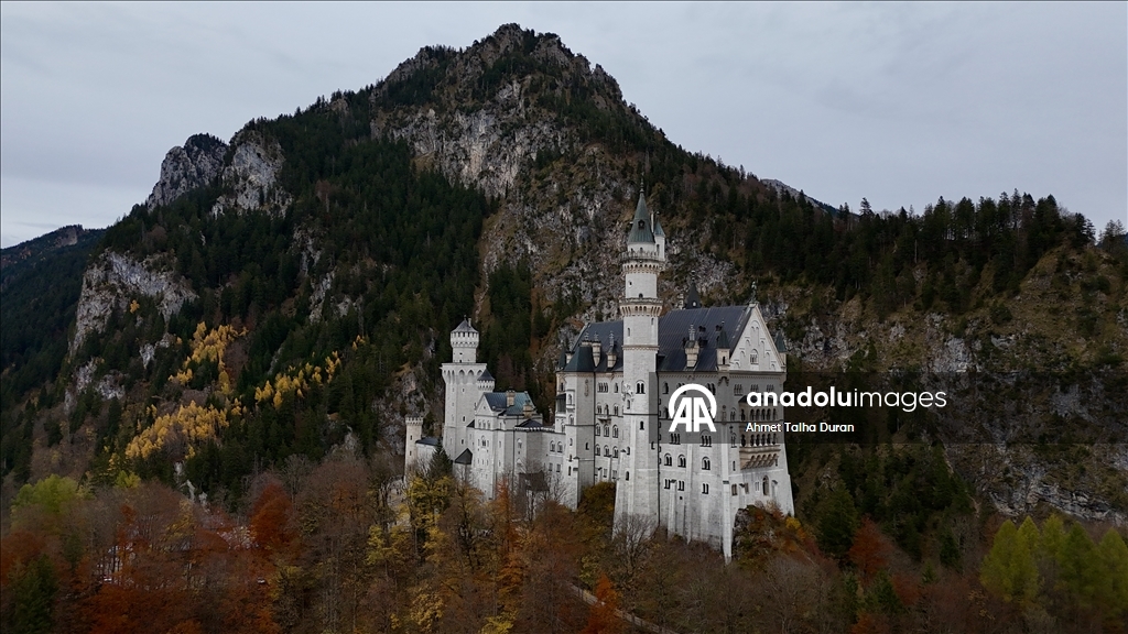 Bavyera’daki tarihi Neuschwanstein Şatosu sonbahar manzarasıyla dikkat çekti