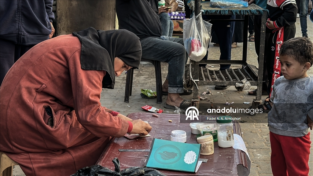 Filistinli kadın, eski ve yırtılmış banknotları onararak ailesinin geçimini sağlıyor