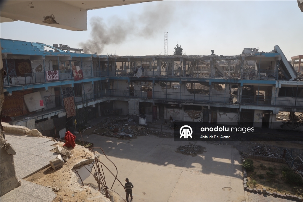 Yağışlar nedeniyle çadırlarını su basan bazı Filistinli aileler Han Yunus'ta bir okula sığındı