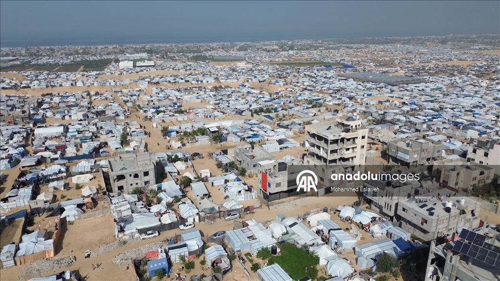 Gazze Şeridi'nde yerinden edilmiş Filistinli aileler kışı yıpranmış çadırlarla karşılıyor