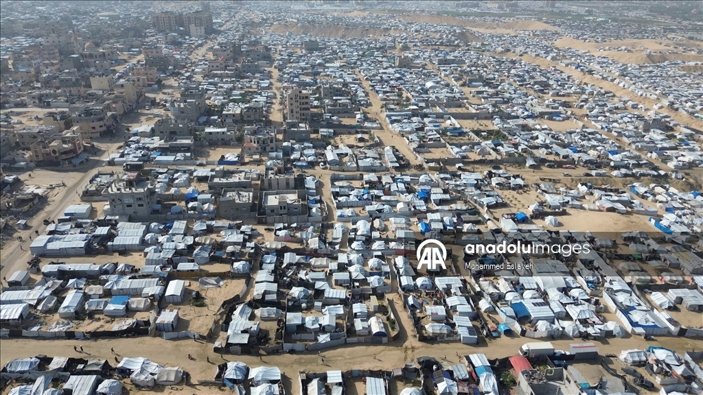 Gazze Şeridi'nde yerinden edilmiş Filistinli aileler kışı yıpranmış çadırlarla karşılıyor