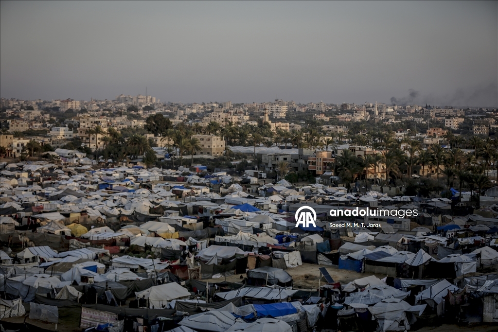Gazze’de yerinden edilmiş Filistinliler, yıpranmış çadırlarda zorlu hava şartlarıyla mücadele ediyor