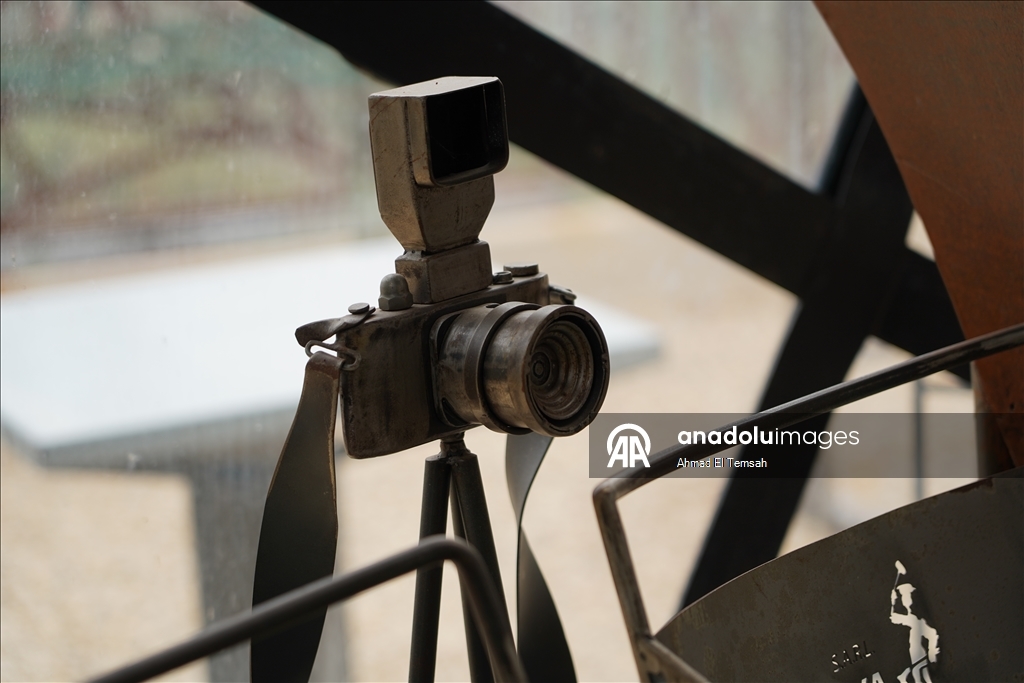 Lübnanlı sanatçı Nassar, şarapnel ve savaş kalıntılarını "barış mesajı taşıyan" eserlere dönüştürüyor