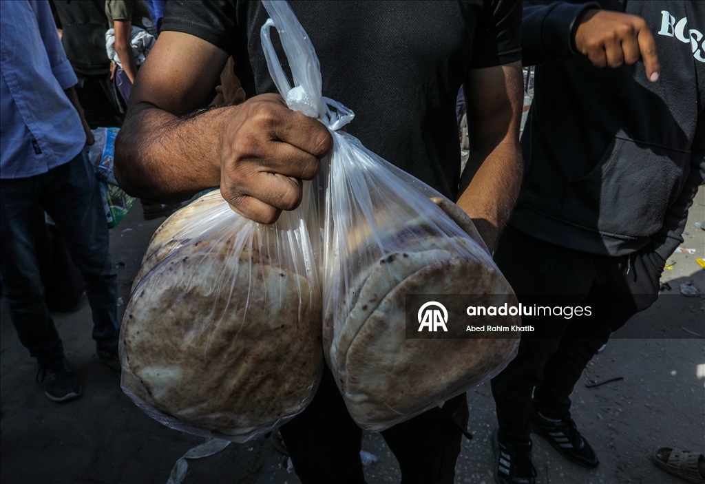 Gazze’de yerinden edilen siviller yardım fırınının önünde uzun kuyruklar oluşturdu