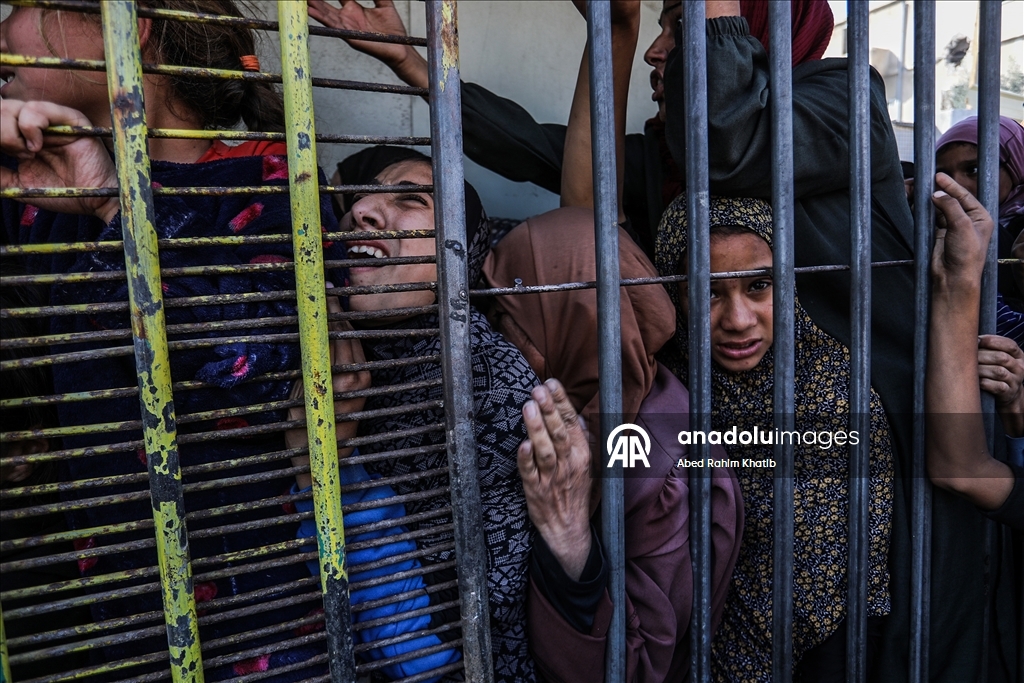 Gazze’de yerinden edilen siviller yardım fırınının önünde uzun kuyruklar oluşturdu