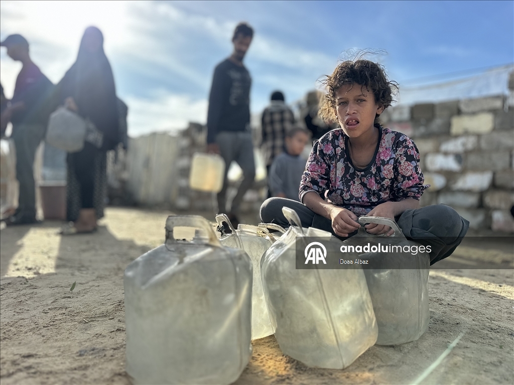 В Газе провели экстренную раздачу воды пострадавшим от ударов