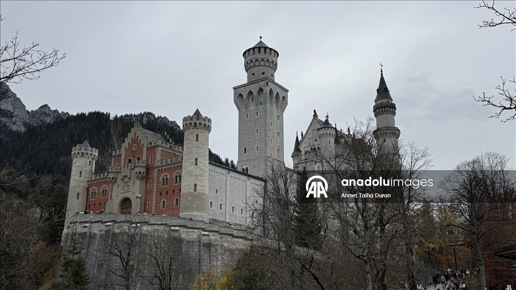 Bavyera’daki tarihi Neuschwanstein Şatosu sonbahar manzarasıyla dikkat çekti