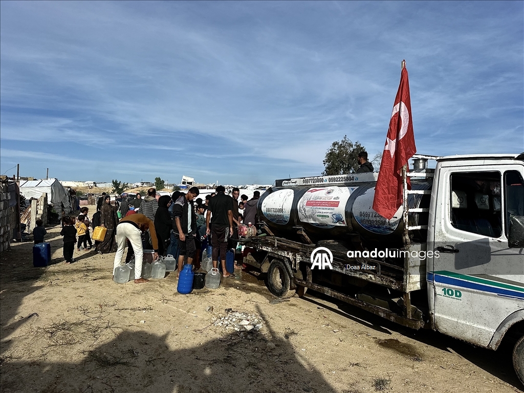 В Газе провели экстренную раздачу воды пострадавшим от ударов