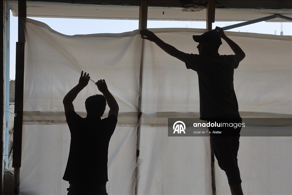 Yağışlar nedeniyle çadırlarını su basan bazı Filistinli aileler Han Yunus'ta bir okula sığındı