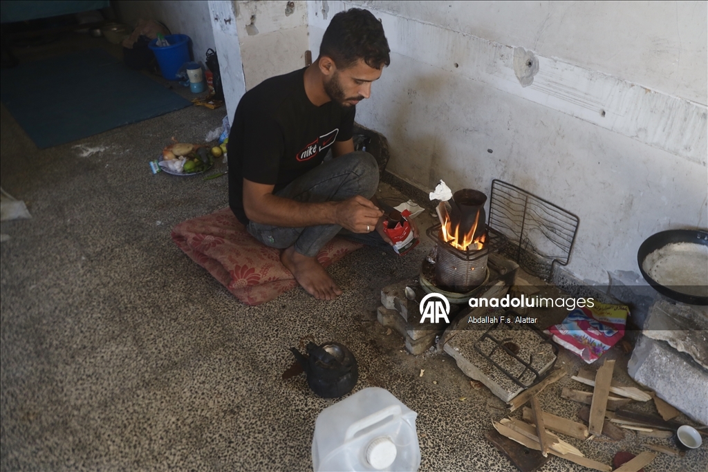 Yağışlar nedeniyle çadırlarını su basan bazı Filistinli aileler Han Yunus'ta bir okula sığındı