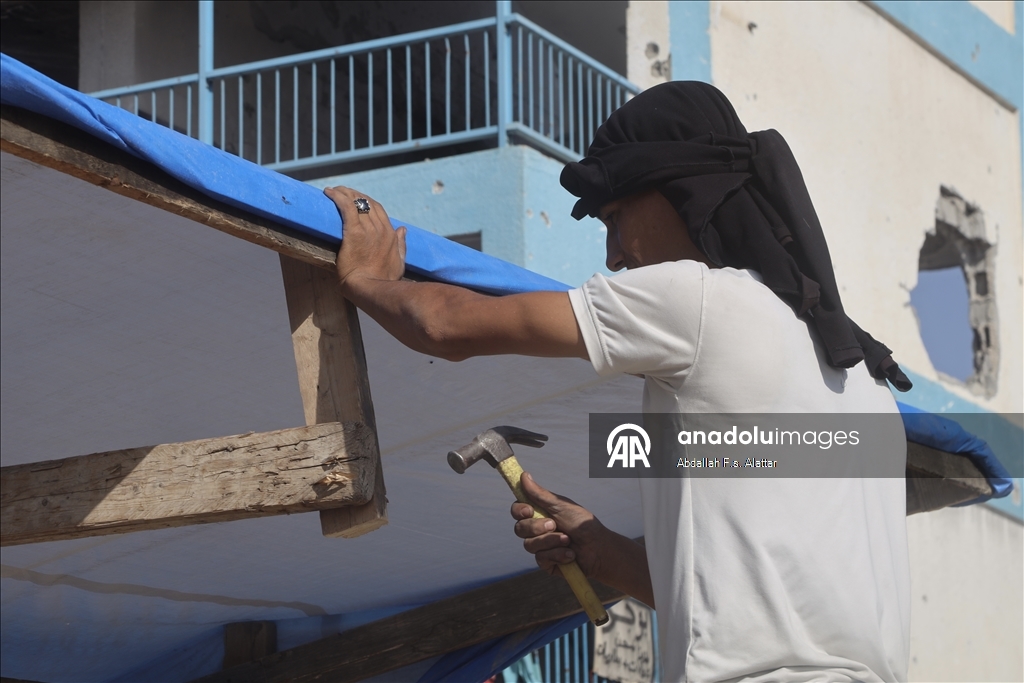 Yağışlar nedeniyle çadırlarını su basan bazı Filistinli aileler Han Yunus'ta bir okula sığındı