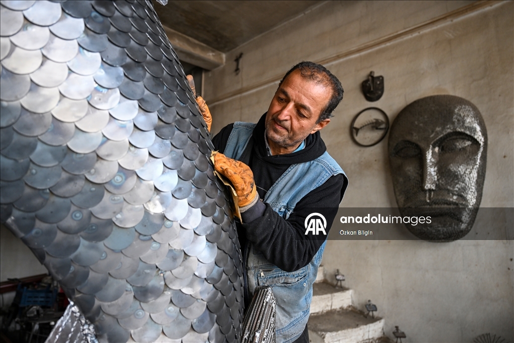 إيراني يبدع بنحت سمكة لؤلؤية بطول 3.3 أمتار من الخردة المعدنية