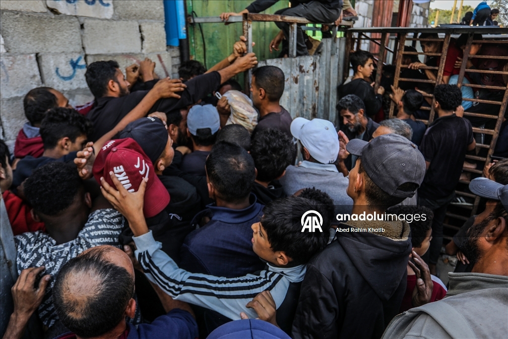 Gazze’de yerinden edilen siviller yardım fırınının önünde uzun kuyruklar oluşturdu