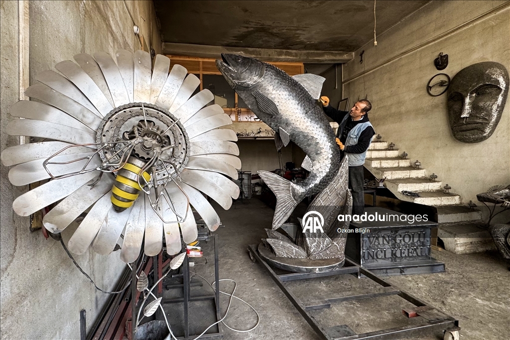 إيراني يبدع بنحت سمكة لؤلؤية بطول 3.3 أمتار من الخردة المعدنية