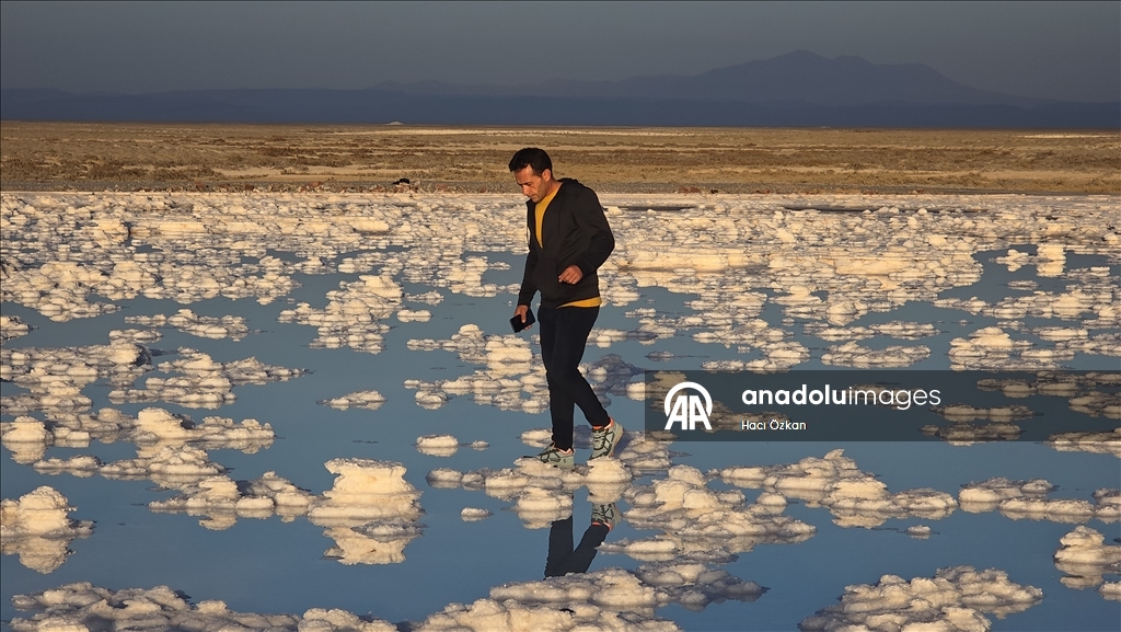 Tuz Gölü'nde oluşan kütleler fotoğraf tutkunlarının ilgisini çekiyor