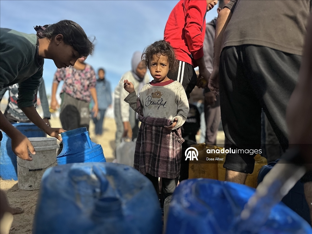 В Газе провели экстренную раздачу воды пострадавшим от ударов