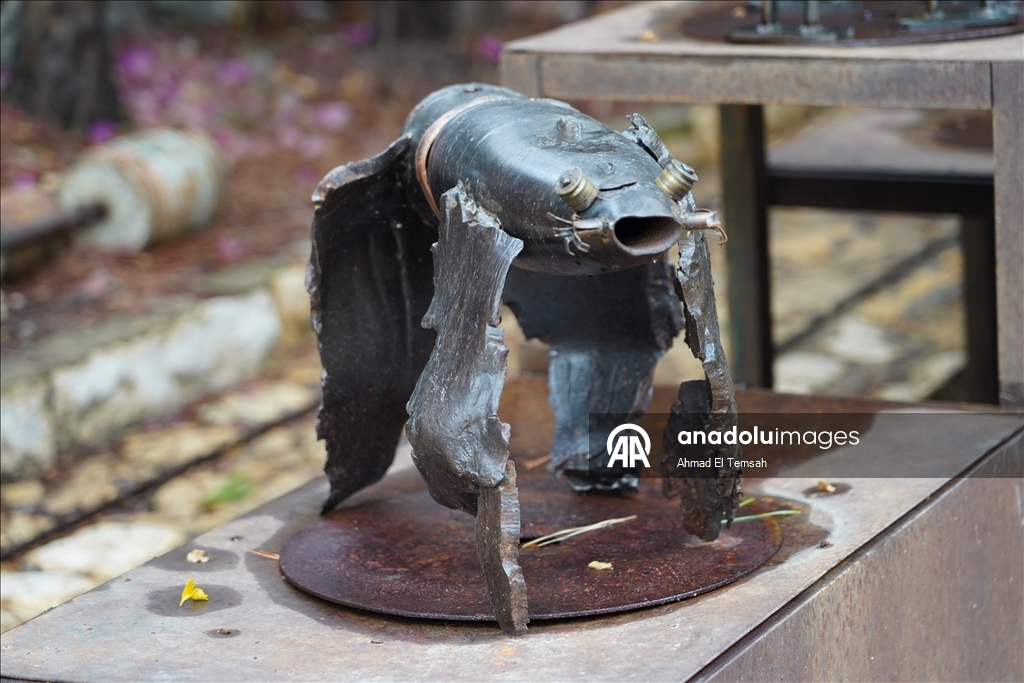 Lübnanlı sanatçı Nassar, şarapnel ve savaş kalıntılarını "barış mesajı taşıyan" eserlere dönüştürüyor