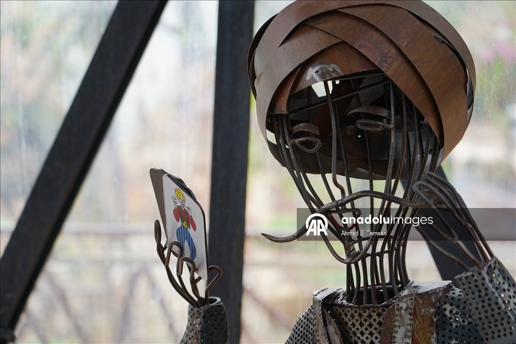 Lübnanlı sanatçı Nassar, şarapnel ve savaş kalıntılarını "barış mesajı taşıyan" eserlere dönüştürüyor