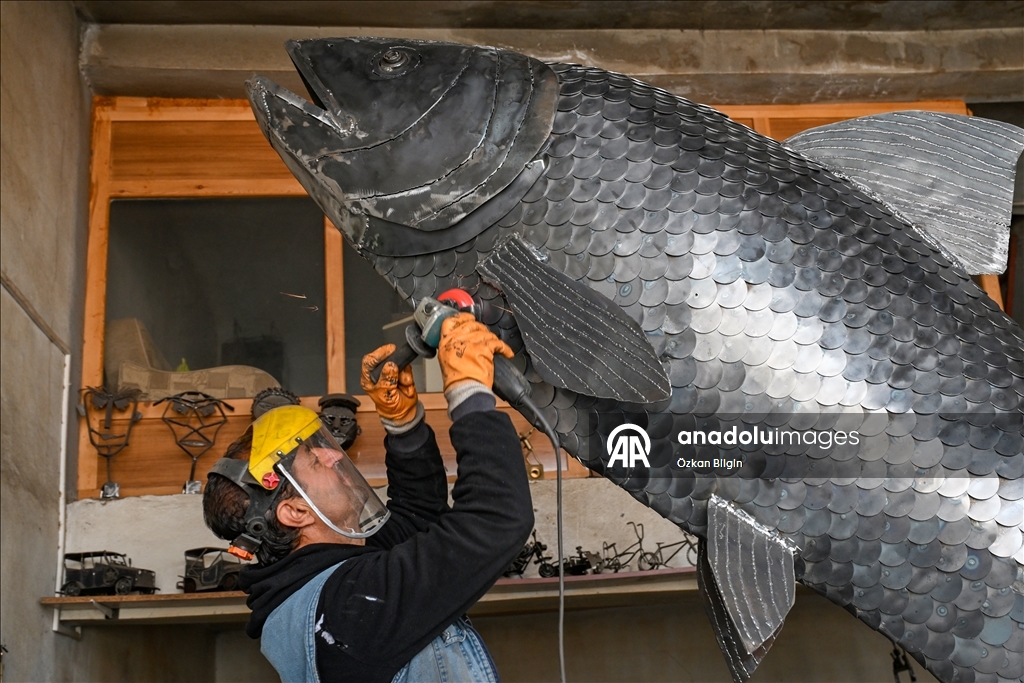 إيراني يبدع بنحت سمكة لؤلؤية بطول 3.3 أمتار من الخردة المعدنية