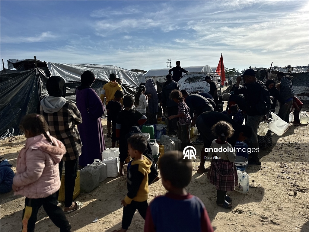 В Газе провели экстренную раздачу воды пострадавшим от ударов