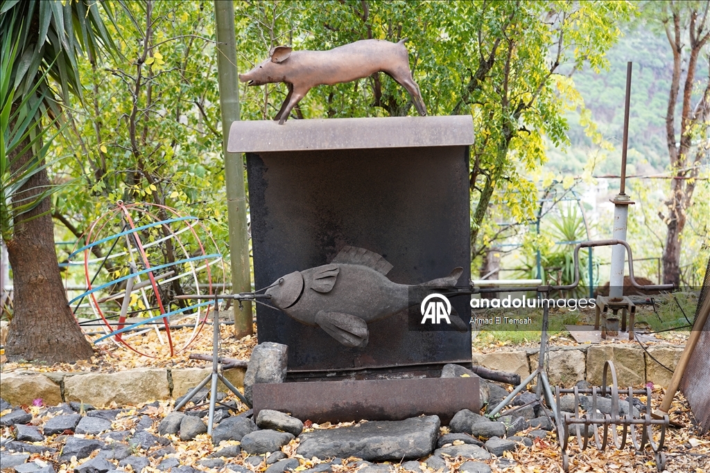 Lübnanlı sanatçı Nassar, şarapnel ve savaş kalıntılarını "barış mesajı taşıyan" eserlere dönüştürüyor