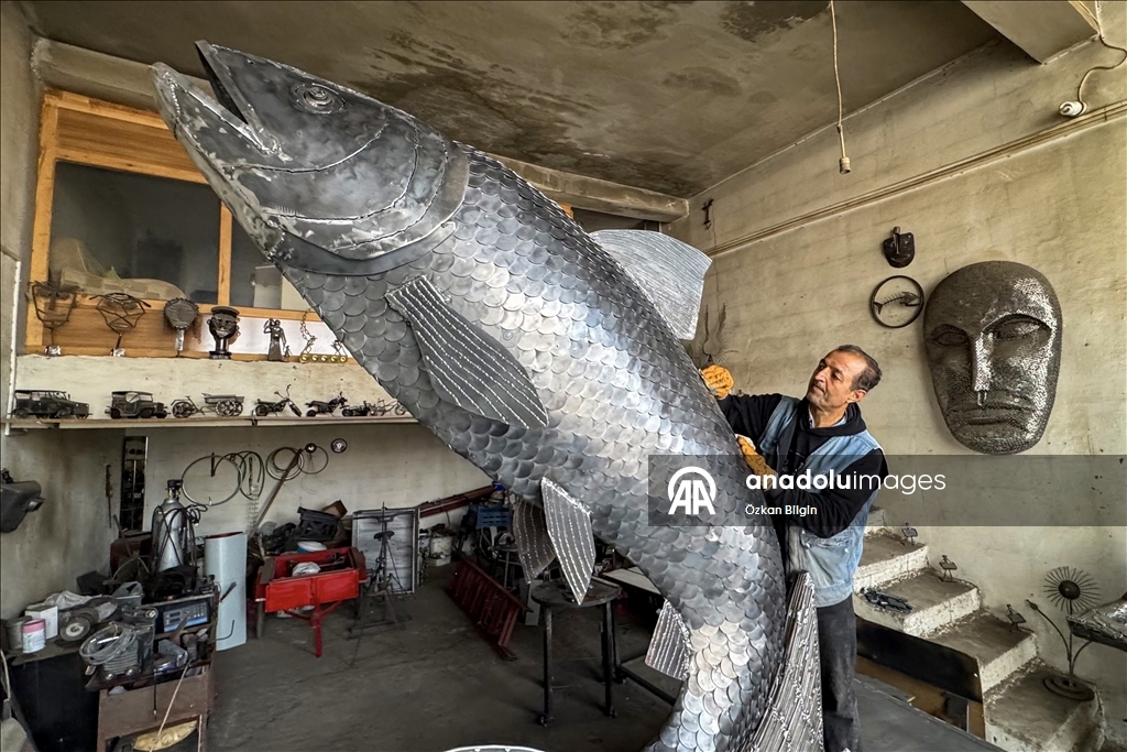إيراني يبدع بنحت سمكة لؤلؤية بطول 3.3 أمتار من الخردة المعدنية