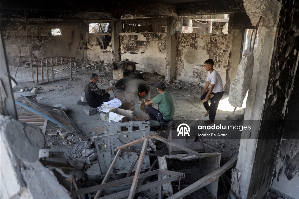 Yağışlar nedeniyle çadırlarını su basan bazı Filistinli aileler Han Yunus'ta bir okula sığındı