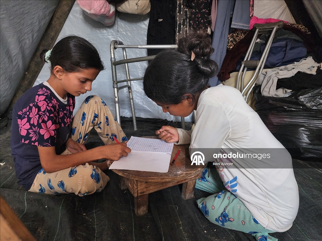 İsrail saldırısı sonucu yaralanan Filistinli kardeşler, tedavi olmayı bekliyor