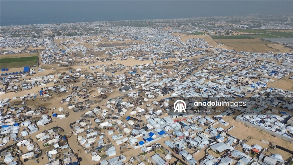 Gazze Şeridi'nde yerinden edilmiş Filistinli aileler kışı yıpranmış çadırlarla karşılıyor