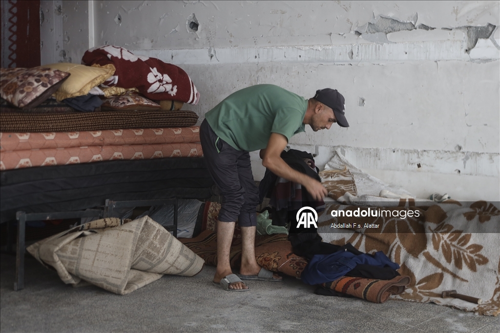 Yağışlar nedeniyle çadırlarını su basan bazı Filistinli aileler Han Yunus'ta bir okula sığındı