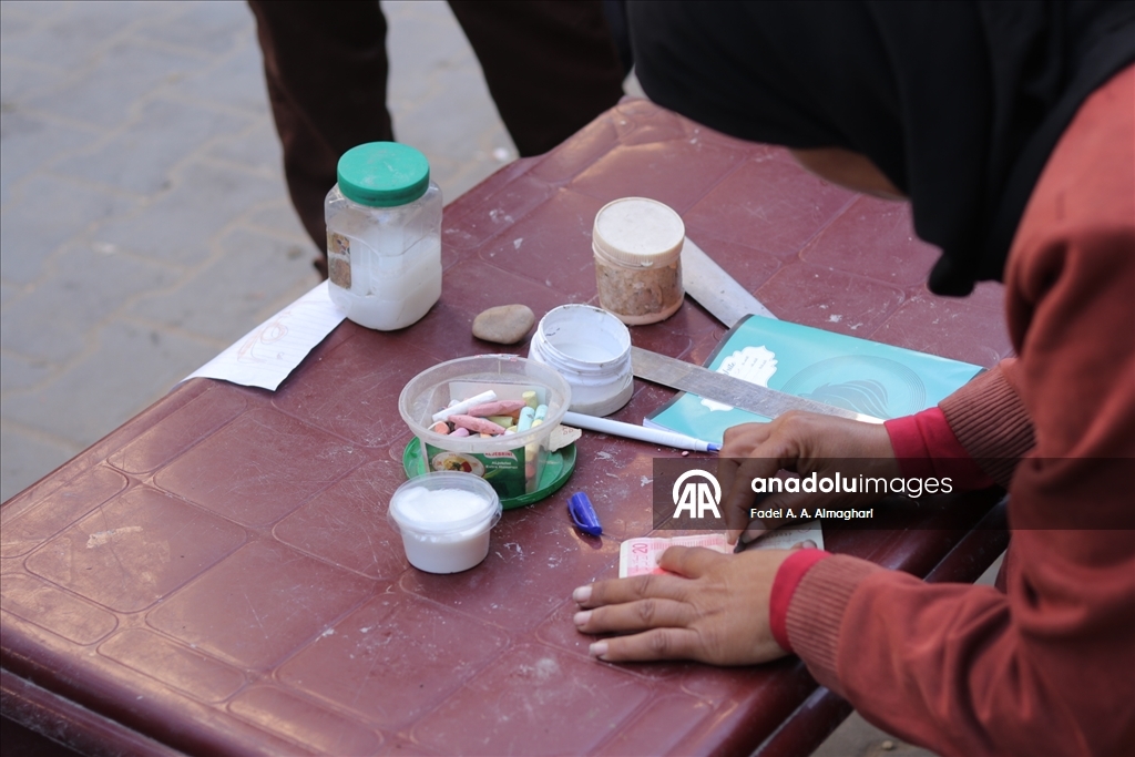 Filistinli kadın, eski ve yırtılmış banknotları onararak ailesinin geçimini sağlıyor