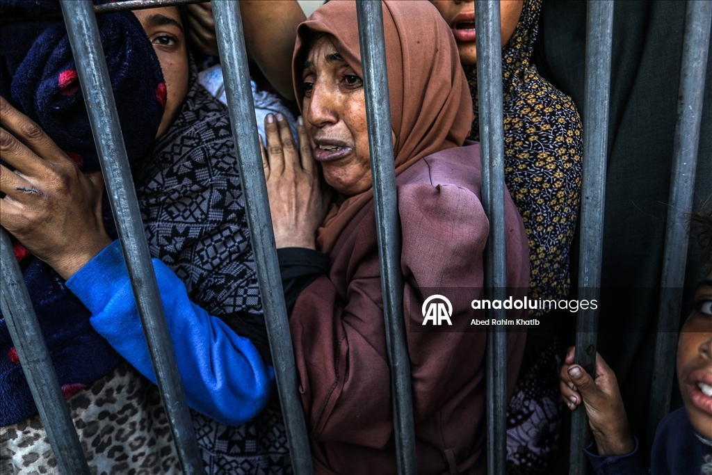 Gazze’de yerinden edilen siviller yardım fırınının önünde uzun kuyruklar oluşturdu
