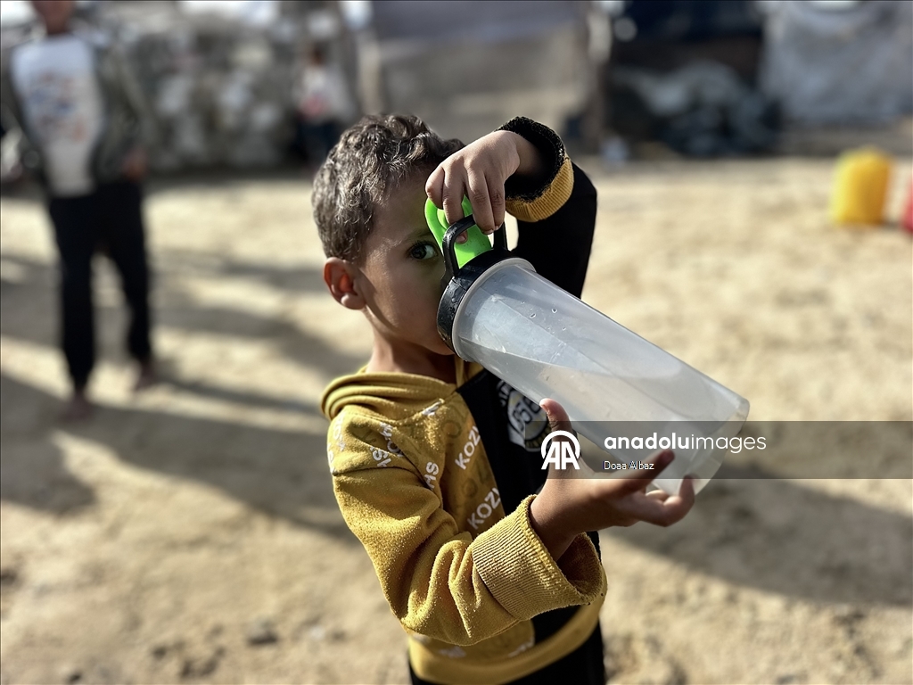 В Газе провели экстренную раздачу воды пострадавшим от ударов