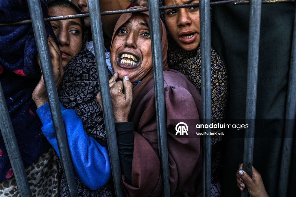 Gazze’de yerinden edilen siviller yardım fırınının önünde uzun kuyruklar oluşturdu