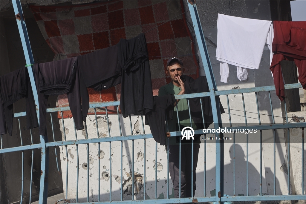 Yağışlar nedeniyle çadırlarını su basan bazı Filistinli aileler Han Yunus'ta bir okula sığındı