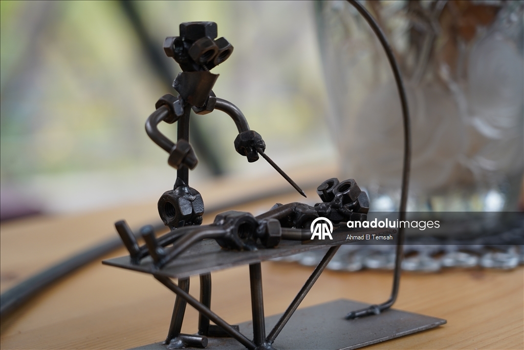 Lübnanlı sanatçı Nassar, şarapnel ve savaş kalıntılarını "barış mesajı taşıyan" eserlere dönüştürüyor