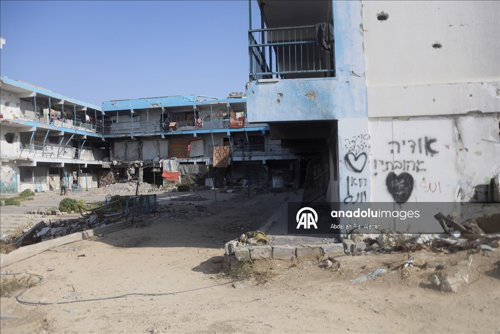 Yağışlar nedeniyle çadırlarını su basan bazı Filistinli aileler Han Yunus'ta bir okula sığındı