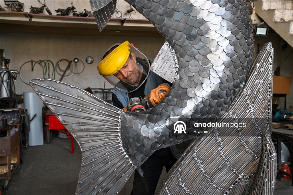 إيراني يبدع بنحت سمكة لؤلؤية بطول 3.3 أمتار من الخردة المعدنية