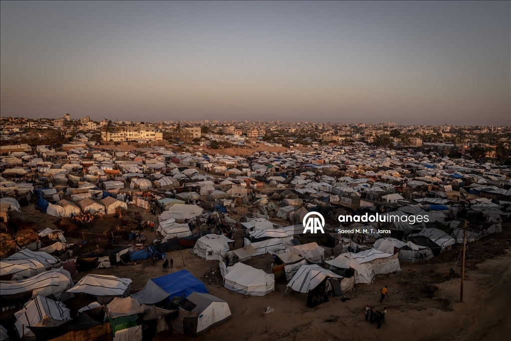 Gazze’de yerinden edilmiş Filistinliler, yıpranmış çadırlarda zorlu hava şartlarıyla mücadele ediyor