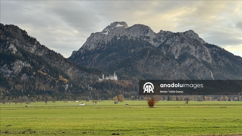 Bavyera’daki tarihi Neuschwanstein Şatosu sonbahar manzarasıyla dikkat çekti